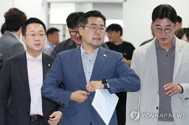 지지 호소 기자회견 나서는 박찬대 후보