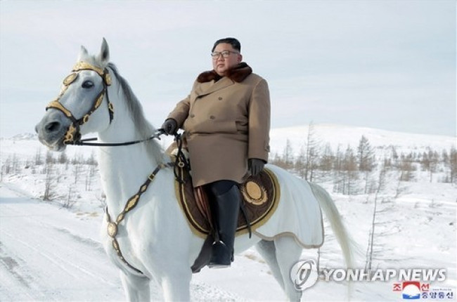 김정은, 군 간부들과 백두산 등정