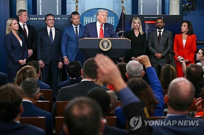 워싱턴DC 치안 강화 대책 발표하는 트럼프