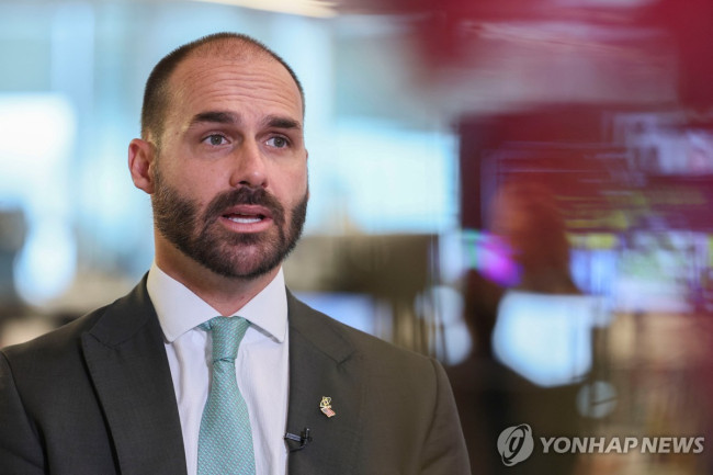 14일(현지시간) 미국에서 인터뷰하는 에두아르두 보우소나루 브라질 하원 의원