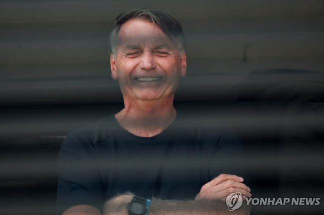14일(현지시간) 가택 연금 상태인 자이르 보우소나루 브라질 전 대통령