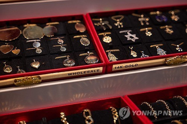 미국 뉴욕 맨해튼의 보석상에 전시된 금 장신구