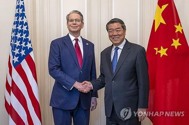 베선트 미 재무장관(좌)과 허리펑 중국 국무원 부총리
