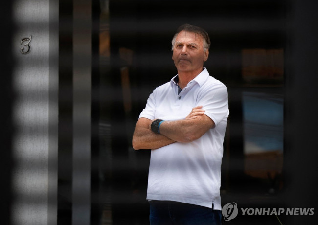 2일(현지시간) 주거지에서 바깥쪽 바라보는 보우소나루