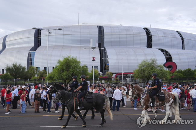 찰리 커크 추모식 행사장 인근에서 경비하는 기마경찰대