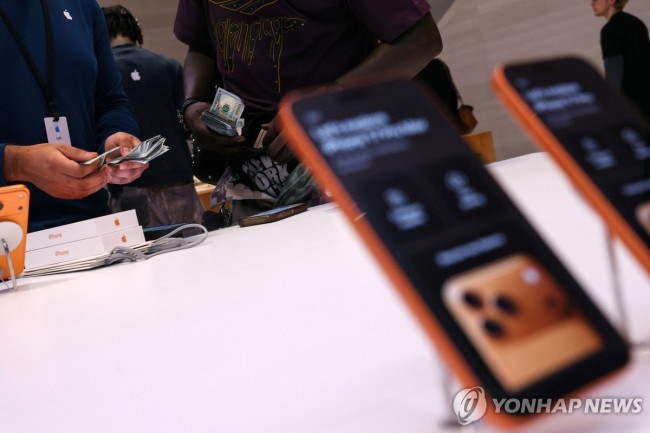 뉴욕 애플스토어에 진열된 아이폰17 시리즈