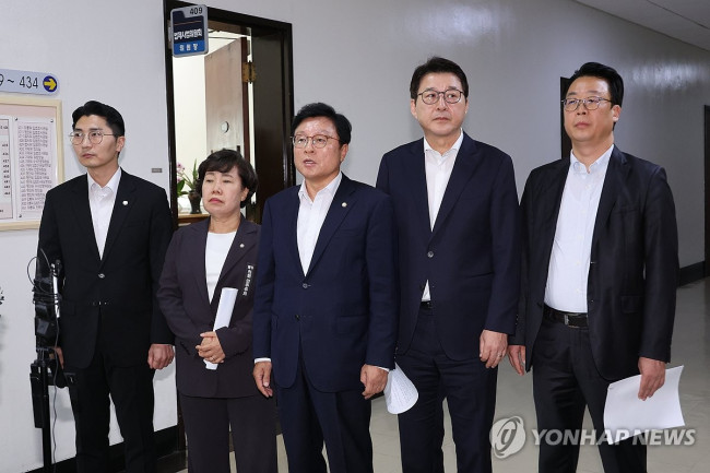 추미애 법사위원장 항의 방문한 국민의힘 법사위원들