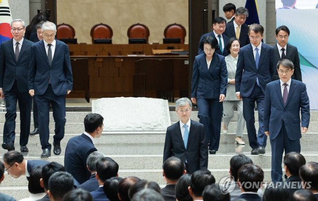 법원의 날 기념식 참석하는 대법원장