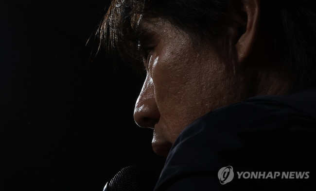 질문에 답하는 홍명보 축구대표팀 감독