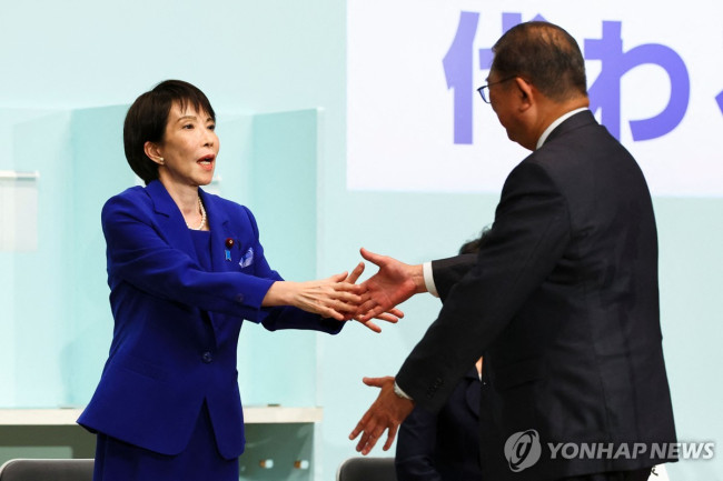 이시바 총리와 악수하는 다카이치 자민당 총재