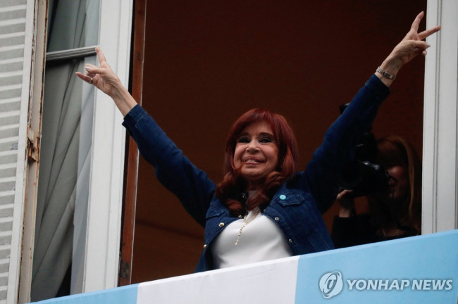 가택연금 중 지지자에게 인사하는 크리스티나 페르난데스 아르헨티나 전 대통령