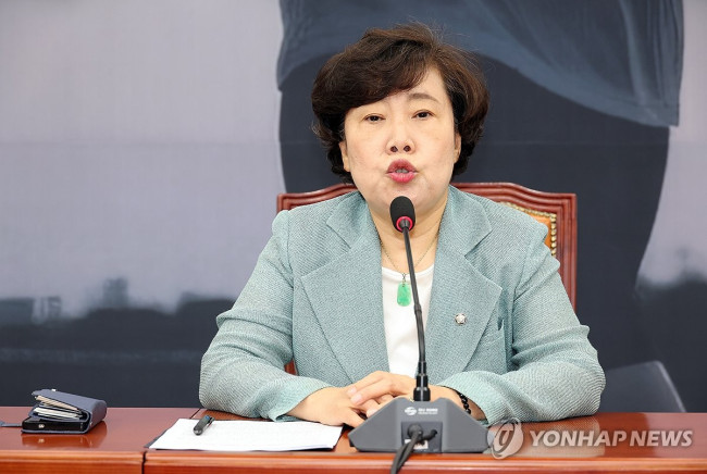 발언하는 조배숙 위원장