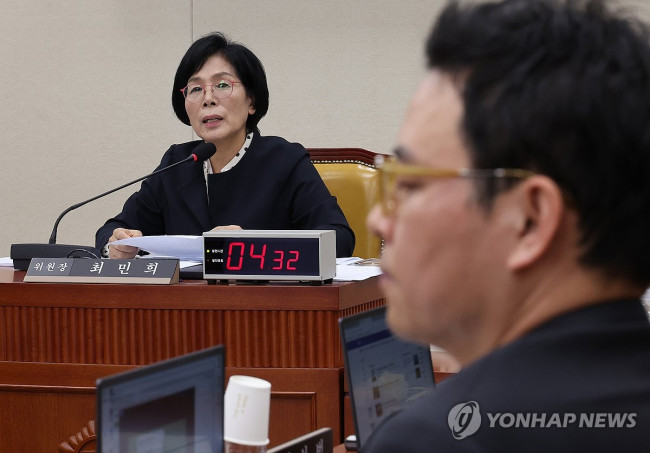 최민희 위원장 발언듣는 박정훈 의원