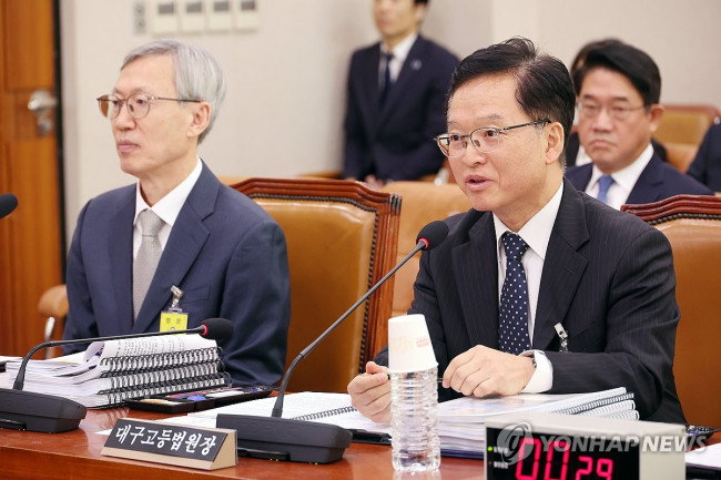 답하는 진성철 대구고등법원장