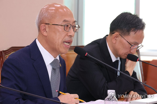 답변하는 조원철 법제처장