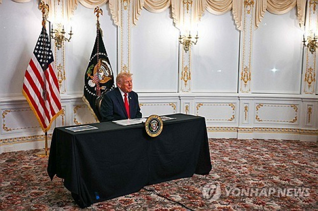 추수감사절을 맞아 미군 장병들과 화상통화하는 트럼프