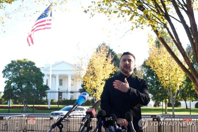 백악관 앞의 젤렌스키 대통령(2025.10.17.)