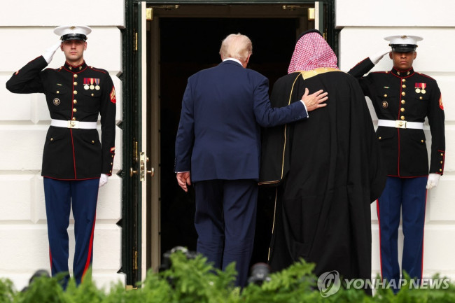 도널드 트럼프 미국 대통령이 18일(현지시간) 워싱턴DC 백악관에서 양자 회담중인 무함마드 빈살만 사우디아라비아 왕세자를 맞이하고 있다. 