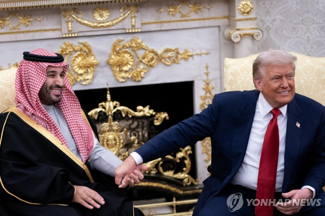 18일(현지시간) 미국 워싱턴DC 백악관에서 양자 회담중인 무함마드 빈살만 사우디아라비아 왕세자와 도널드 트럼프 미국 대통령