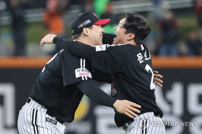 기쁨 나누는 김현수-문보경