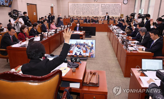 표결하는 법사위원들