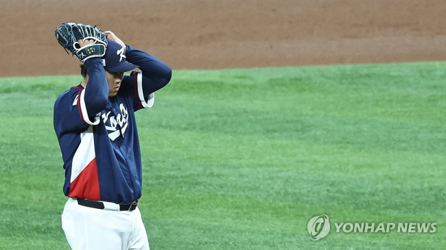 3실점에 머리 감싼 류현진