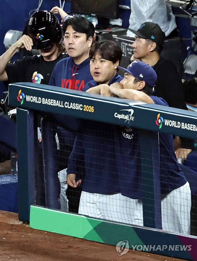 경기 지켜보는 류현진과 노경은