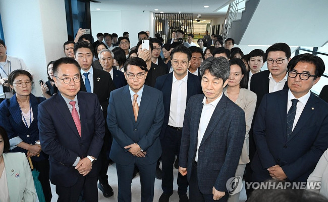중앙선관위 전산실 향하는 국조특위
