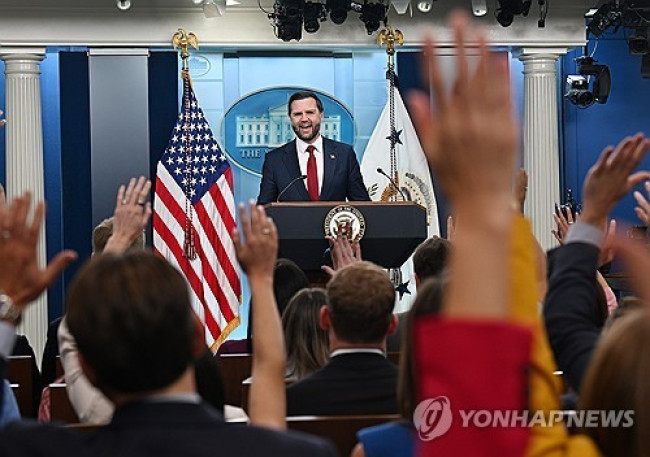 질문받는 밴스 부통령