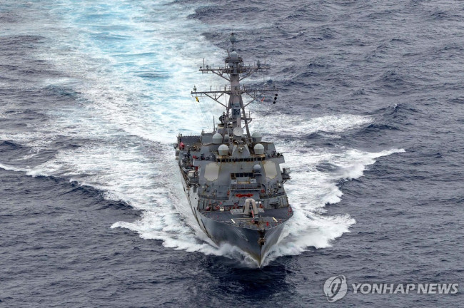 중동 해역을 순찰하는 미 구축함