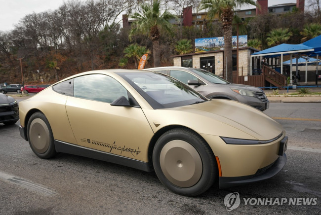 텍사스 오스틴 도로에서 시험주행 중인 사이버캡