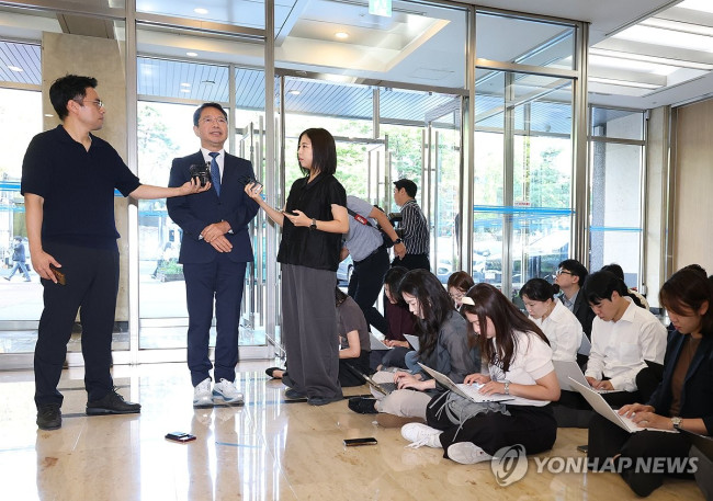 김승원 법무장관 후보자, 인사청문회 준비사무실 첫 출근