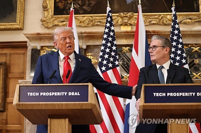 도널드 트럼프 미국 대통령(왼쪽)과 키어 스타머 영국 총리