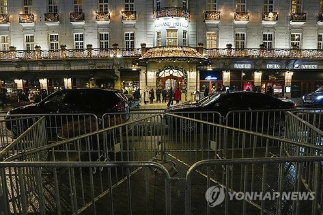 보안이 강화된 노르웨이 그랜드 호텔 주변