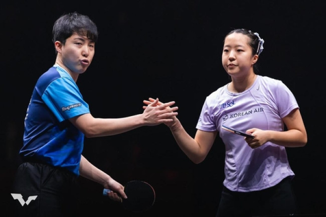 하이파이브 하는 신유빈(오른쪽)과 임종훈