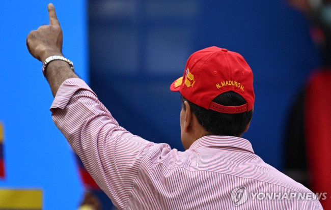 1일(현지시간) 군중 연설하는 니콜라스 마두로 베네수엘라 대통령의 뒷모습