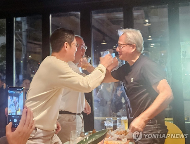 러브샷하는 젠슨 황·이재용·정의선