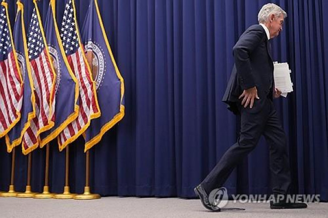 기자회견장에서 퇴장하는 파월 연준 의장