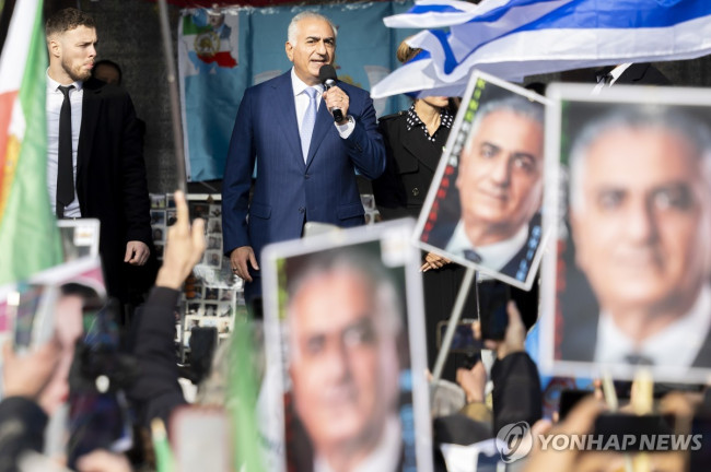 제네바의 유엔 유럽본부 앞에서 연설하는 레자 팔레비