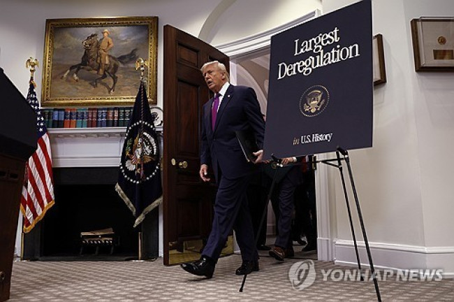 발표 장소 들어서는 트럼프 