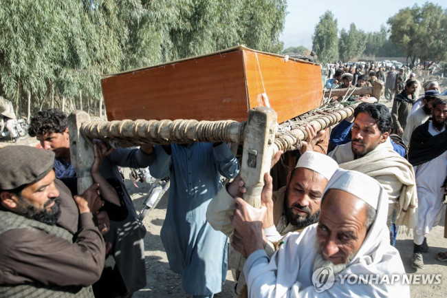 파키스탄, 아프간 7곳 공습…주민 최소 18명 사망