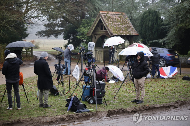 샌드링엄 영지의 앤드루 거처 앞에서 취재 중인 기자들