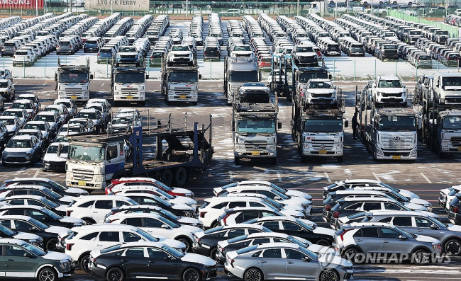 경기도 평택항에서 수출 대기 중인 자동차들