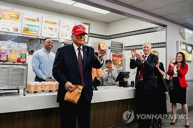 햄버거 전문점 찾은 트럼프 대통령 