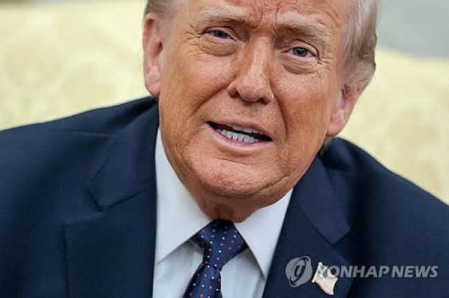 백악관 집무실의 트럼프 미 대통령