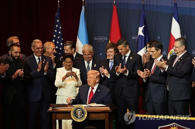 '미주 카르텔 대응 연합' 출범 포고문에 서명하는 트럼프 