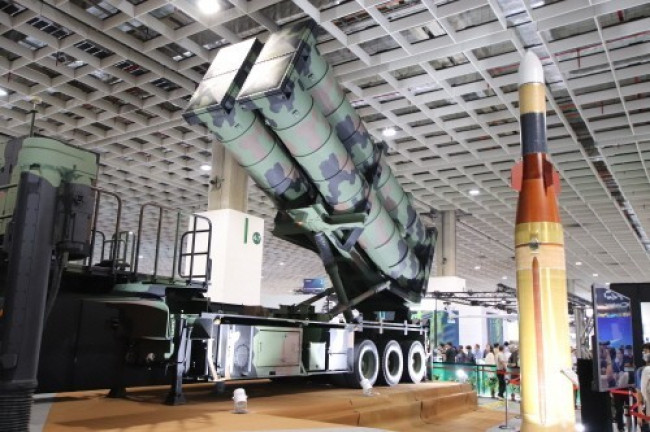 대만이 개발한 톈궁4형 창궁(强弓) 수직 미사일 발사 차량과 미사일(왼쪽부터)