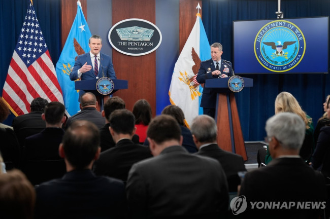 작전 브리핑하는 헤그세스 장관과 케인 합참의장