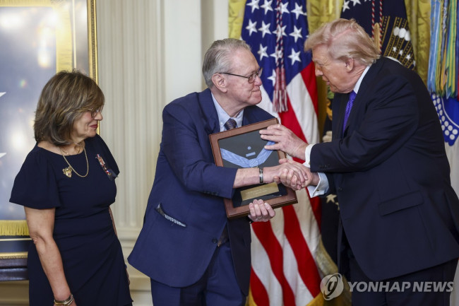 명예 훈장 수여하는 트럼프