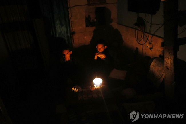 램프를 사용하는 쿠바 가정